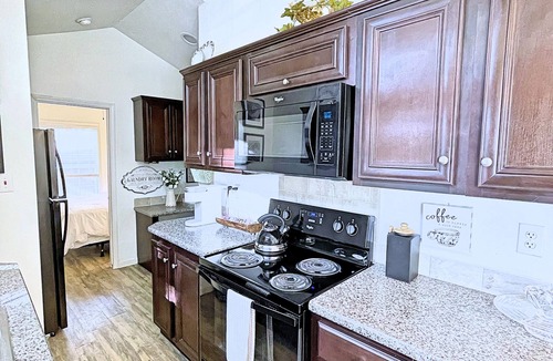Woodland Park Cottage | Boutique Tiny Home! Hot Tub near Pikes Peak