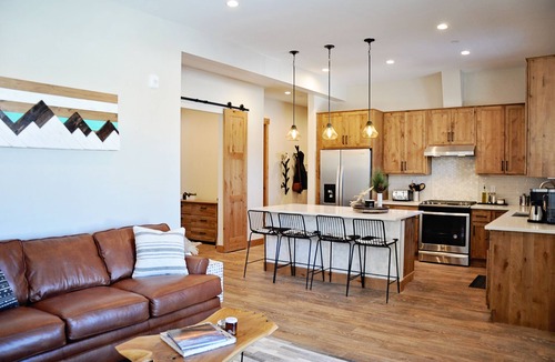 Fraser Condo | BRAND NEW Contemporary 2 BR near Winter Park Ski Resort on Shuttle w/priv hottub