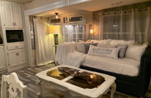 Pueblo House | Breathtaking Fully-Equipped Self-contained Space, a Stroll from All Amenities!