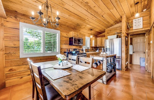 Divide House | Breathtaking Pike's Peak View from Adorable Mountain Cabin