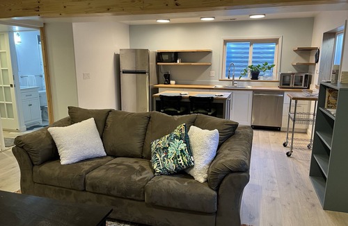 Colorado Springs House | Bright and Spacious Modern One Bedroom Basement Unit