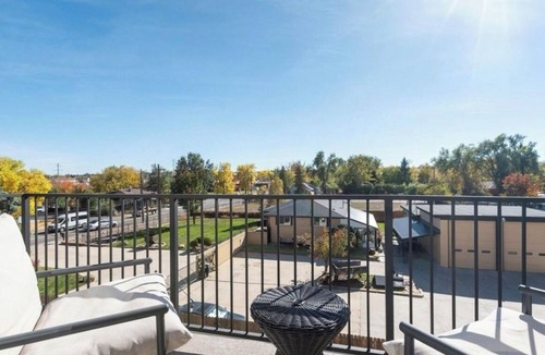 Arvada Plaza Area House | Bright and Warm 3B/4B Entire Townhome just blocks from Charming Old Town Arvada