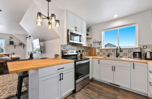 Timnath Apartment | Bright, colorful & cozy studio in oldtown Timnath. Walking distance to a brewery