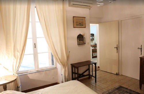Avignon City Centre Apartment | Bright, comfortable apartment in old house