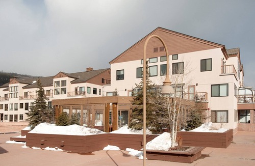 Mountain House Apartment | Bright Mountain Condo for 4 with Full Kitchen