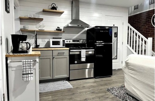 Pueblo Cottage | Bright one bedroom loft cottage guest house