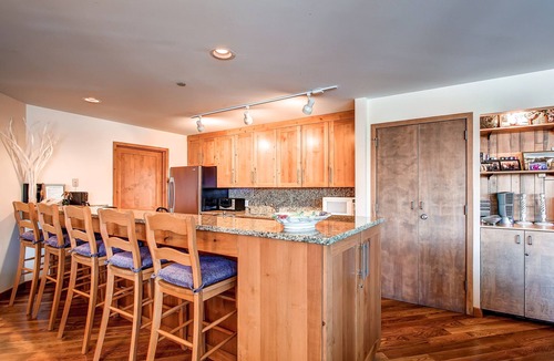 Vail House | Bright Stay with Majestic Mountain Views