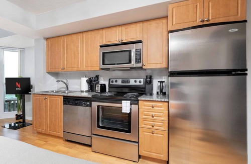 Fort York Apartment | Bright Waterfront Studio Steps to DT Toronto