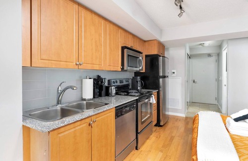 Fort York Apartment | Bright Waterfront Studio Steps to DT Toronto
