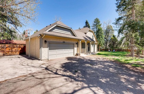 Broadmoor House | Broadmoor Estate ✩ HotTub & Fire Pit ✩ Prime Location