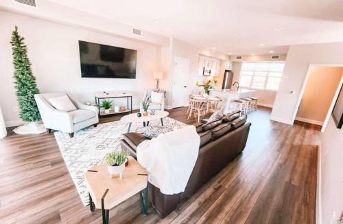 Skyway House | Broadmoor Mtn Retreat Pet Friendly Townhouse