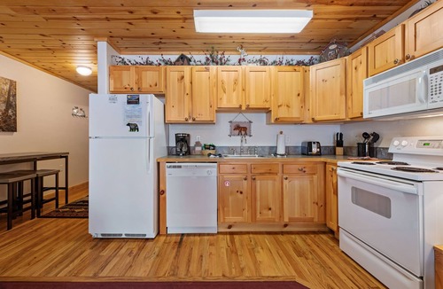 Fall River Estates Condo | Bugle Pointe B10 (Private Hot tub) River Views!