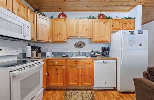 Fall River Estates Condo | Bugle Pointe B18 (Private Hot tub) River Views!