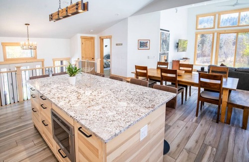 Silverthorne House | Byers Valley Escape - Pet Friendly, Private Hot Tub