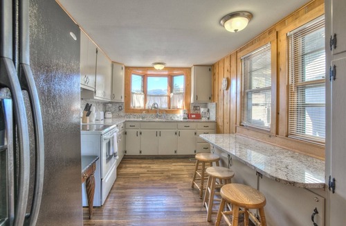 Estes Park Cabin | Cabin in Popular High Drive Area with RMNP Right Next Door