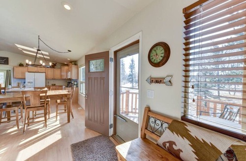 Indian Mountain Cabin | Cabin on 13 acres w/Pool Table & Jacuzzi Tub!