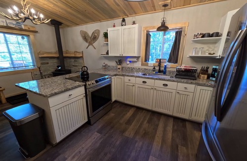 Rainbow Valley Cabin | Cabin Pet-Friendly with 2 King Beds and Deck Near Pikes Peak