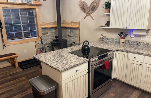 Rainbow Valley Cabin | Cabin Pet-Friendly with 2 King Beds and Deck Near Pikes Peak