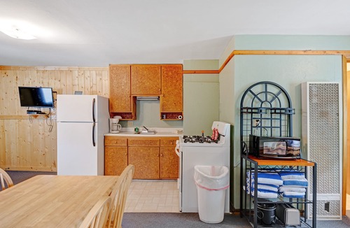 South Fork Cabin | Cabin with WiFi, home comforts, & shared grill - dogs welcome