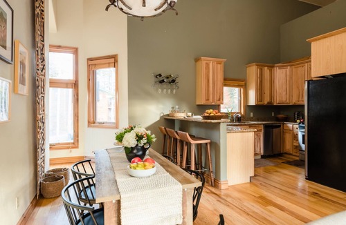 Peak 8 House | Camber by AvantStay | Cozy, Chic Cabin w/Hot Tub