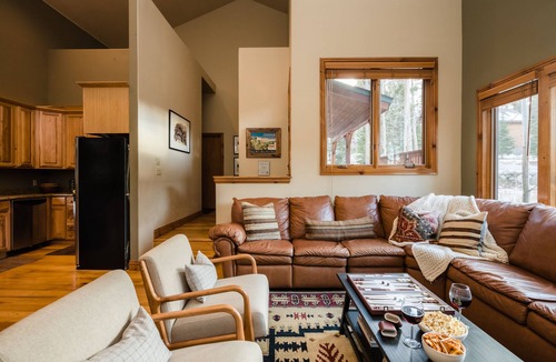 Peak 8 House | Camber by AvantStay | Cozy, Chic Cabin w/Hot Tub