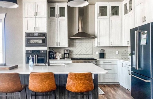 Colorado Springs House | CAMELOT · ✔︎Rockies Views ✔︎Sleeps 34 Big Groups ✔︎ Fully