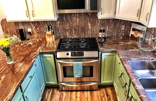 Carbondale House | Carbondale Townhome with A/C, WiFi, and Backyard