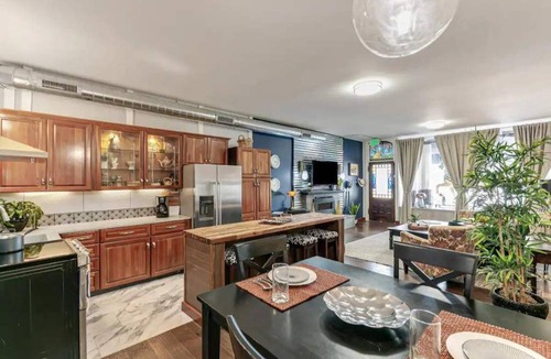 Englewood Apartment | Carousel 2 - a proven location with a proven Host