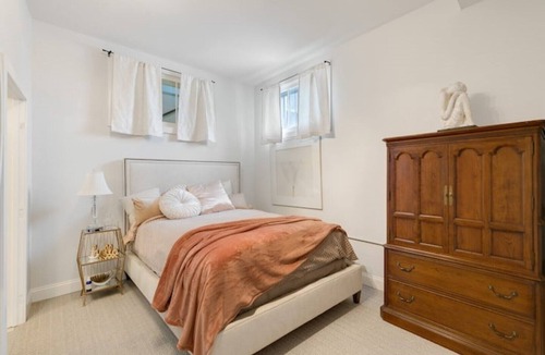 Englewood Apartment | Carousel One - 720 sf in a proven location with a proven host