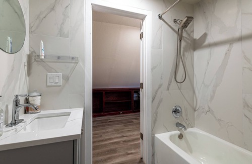 Congress Park Apartment | Carriage House - Guest Suite