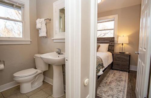Greeley House | Carriage House Walk to UNC + Free Bikes