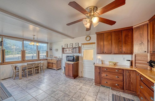 Salida House | Casa Commodore ~ Paddles, Pups & Proximity!
