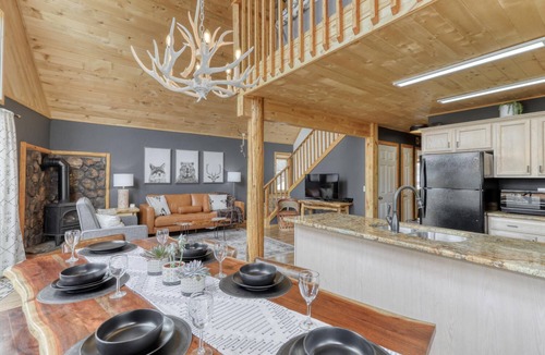 San Juan River Village House | Casa Del Oso: Hot Tub, Game Room with Arcade, 2 Decks, Near Wolf Creek, Beautiful Mountain Views!