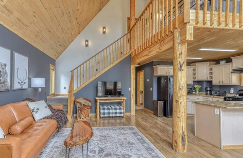 San Juan River Village House | Casa Del Oso: Hot Tub, Game Room with Arcade, 2 Decks, Near Wolf Creek, Beautiful Mountain Views!