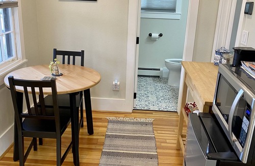 Old North End House | Casa Verde, 1bed & 1bath, with private entrance and hot tub