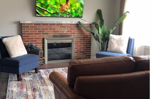 Grosse Pointe Apartment | Case de Mare ~ Luxury King & Queen beds Windmill Pointe
