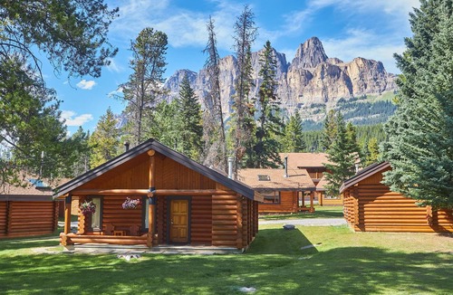 Castle Junction Hotel | Castle Mountain Chalets
