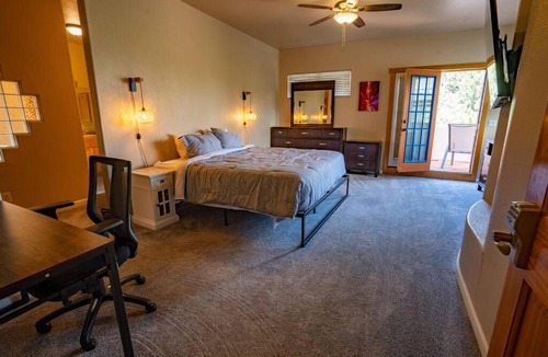 Skyway Villa | Castle Retreat - Luxury Views - Close to Downtown, Pikes Peak, Broadmoor