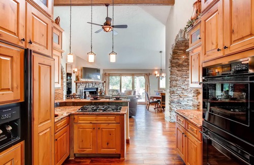 Woodland Park House | Castle with Pikes Peak Views & Hot TubnBus. license #22472654