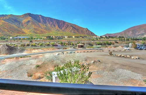 Glenwood Springs Apartment | Caverns Village Condo #309, Steps from Iron Mt. Hot Spgs, Near Gondola & Downtwn