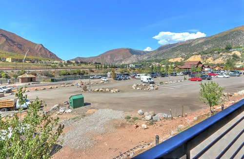 Glenwood Springs Apartment | Caverns Village Condo #309, Steps from Iron Mt. Hot Spgs, Near Gondola & Downtwn