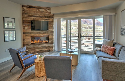 Glenwood Springs Apartment | Caverns Village Condo #309, Steps from Iron Mt. Hot Spgs, Near Gondola & Downtwn