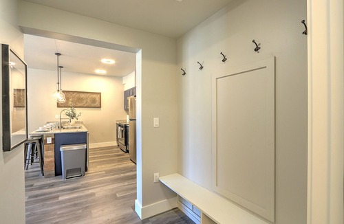 Glenwood Springs Apartment | Caverns Village Condo #207, Steps from Iron Mt. Hot Spgs, Near Gondola & Downtwn