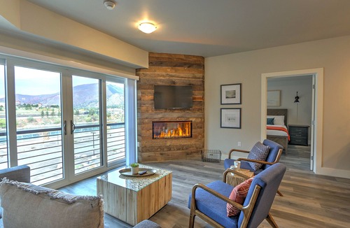 Glenwood Springs Apartment | Caverns Village Condo #207, Steps from Iron Mt. Hot Spgs, Near Gondola & Downtwn