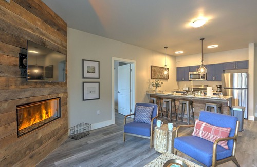 Glenwood Springs Apartment | Caverns Village Condo #207, Steps from Iron Mt. Hot Spgs, Near Gondola & Downtwn