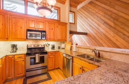 Avon House | Cedar Blue! Mountain Living at its best! 3 Bed/2 Bath + Loft! Ski In/Ski Out