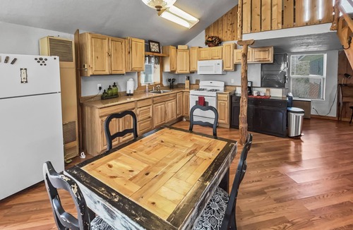 Montrose Cabin | Cedar Mountain Bunkhouse 2 Bedroom Cabin
