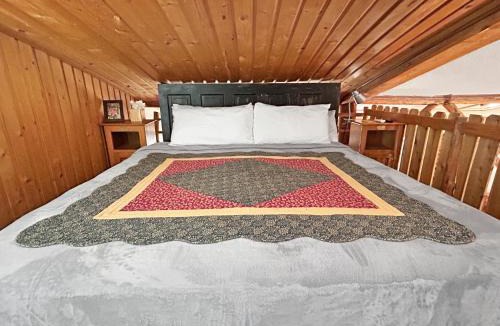 Montrose House | Cedar Mountain Bunkhouse cabin