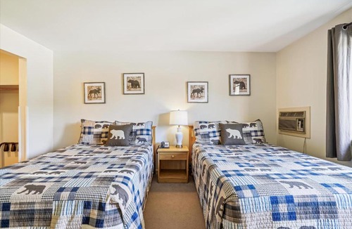 West Bridgewater Hotel | Cedarbrook Two Double bed Hotel Room with outdoor heated pool 216