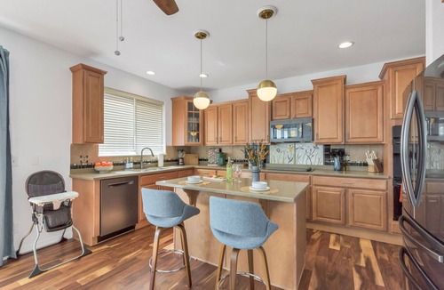 Castle Rock House | Centrally Located 5BD - Games, BBQ & Firepit Patio